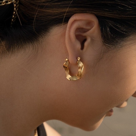 Waterproof wavy hoop earrings - Picture 2 of 5